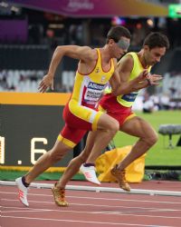 Gerard Descarrega y Marcos Blanquio ganan la final de 400 metros T11 durante el Campeonato del Mundo de Atletismo de Londres.
