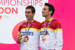 Gerard Descarrega y Marcos Blanquio ganan la final de 400 metros T11 durante el Campeonato del Mundo de Atletismo de Londres.