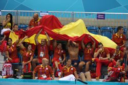 Nadadores del equipo Paralmpico Espaol animando.