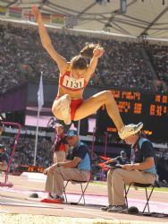 Sara Martinez Puntero en la final de salto de longitud.