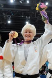 Carmen Herrera enseando su medalla de oro en los Juegos Paralmpicos de Londres 2012