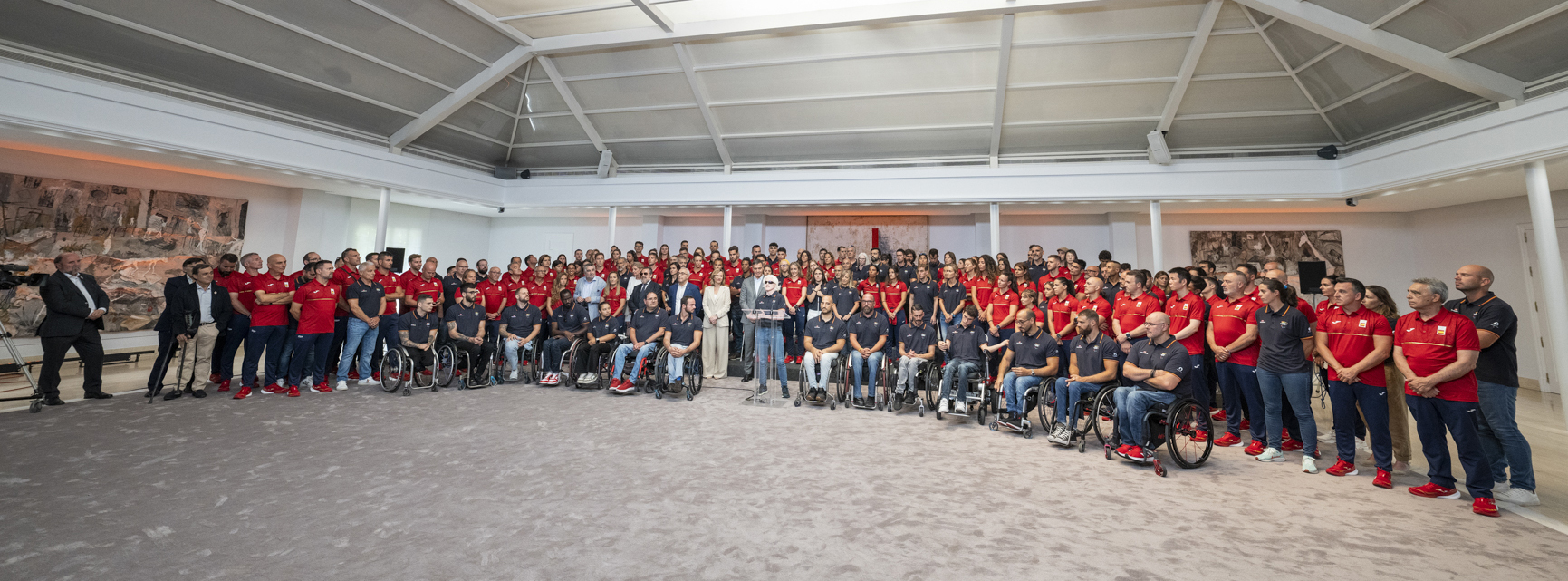 Foto de familia durante el acto de despedida