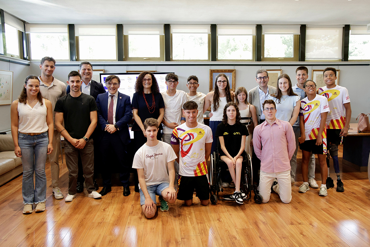Foto de familia tras la firma.