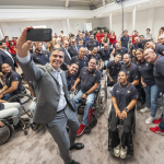 El presidente del Gobierno, Pedro Sánchez, haciéndose un selfie con los deportistas paralímpicos