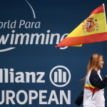 Isabel Yinghua Hernández porta la bandera de España en la inauguración del Campeonato de Europa de Natación en Dublín