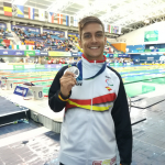 Israel Oliver posa con la medalla de plata conseguida en los 100 braza SB11 del Europeo de Dublín 2018