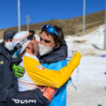 Pol Makuri y Nil Martínez abrazados tras la clásica de 20km de esquí de fondo JJPP Pekín 2022