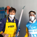 Pol Makuri y su entrenador y skiman Nil Martínez en el skiroom del Centro de Biatlón de Zhangjiakou JJPP Pekín 2022