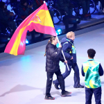 Audrey Pascual con la bandera española en la ceremonia de clausura de los JJPP de Milán Cortina 2026 