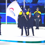 Bandera paralímpica durante la ceremonia de clausura de los JJPP de Milán Cortina 2026