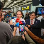 Audrey Pascual en atendiendo a los medios en barajas al regresar de los JJPP de Milán Cortina