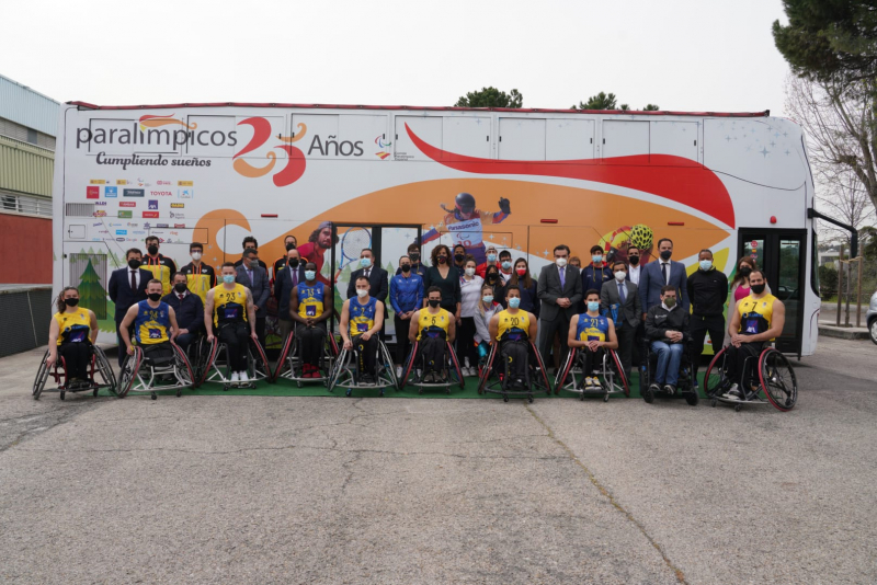 M. Schinas y deportistas paralímpicos ante el Bus Paralímpicos 25 Años