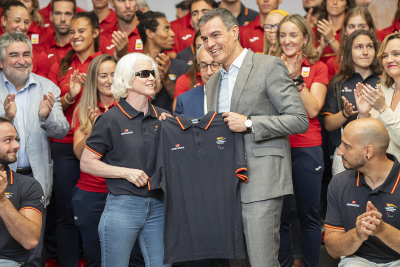 Marta Arce entrega un polo de la equipación paralímpica a Pedro Sánchez