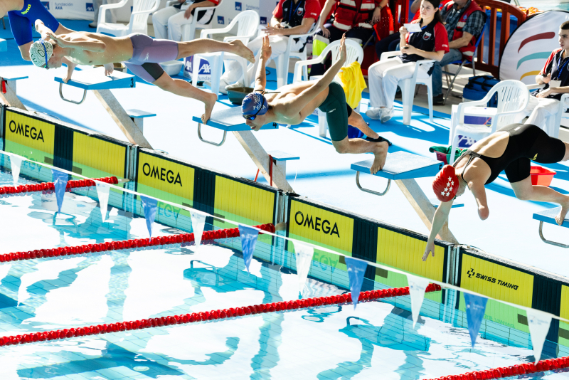 Nadadores se lanzan a la piscina