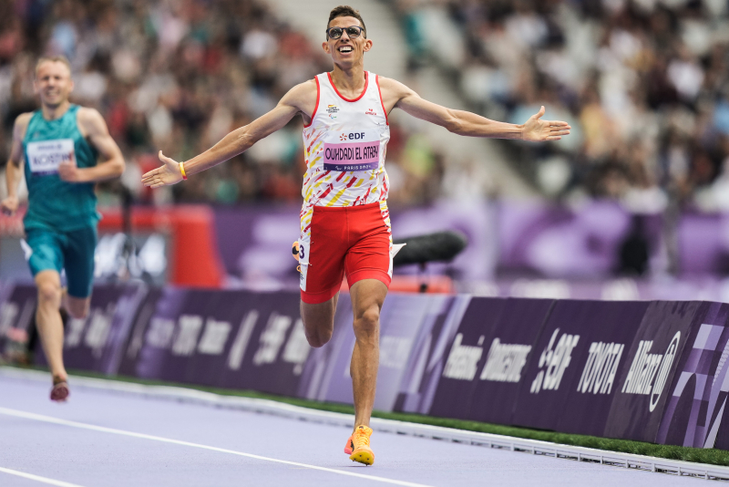 Yassine cruzando la meta en los 5.000 metros