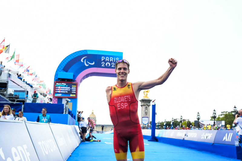 Nil Riudavets agarra el bronce de triatlón tras un sprint agónico a 200 metros