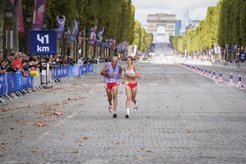 Elena Congost durante el maratón de París 2024