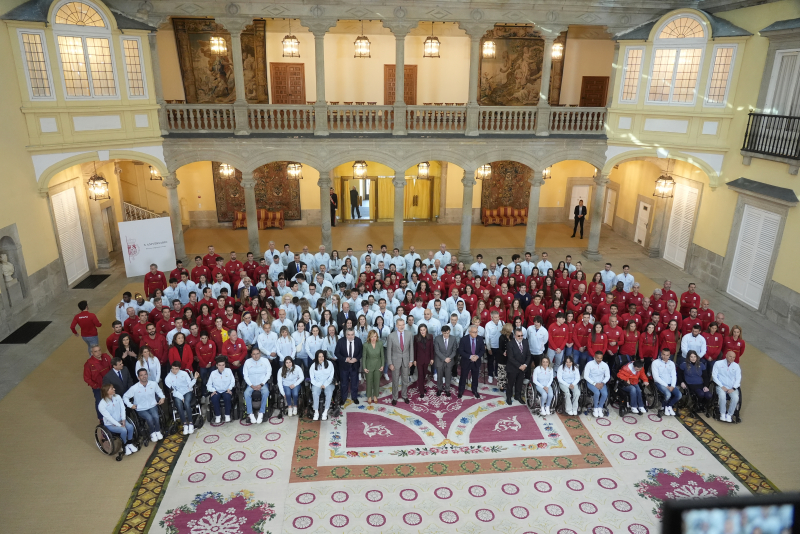 Foto de familia durante la recepción