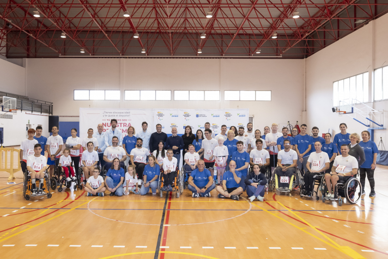 Foto de grupo con deportistas, autoridades y técnicos