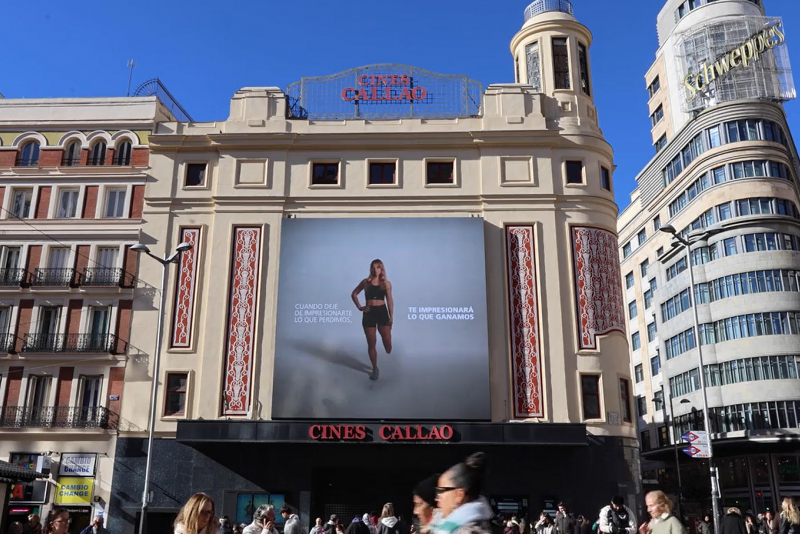 Fiona Pinar en las pantallas de Callao