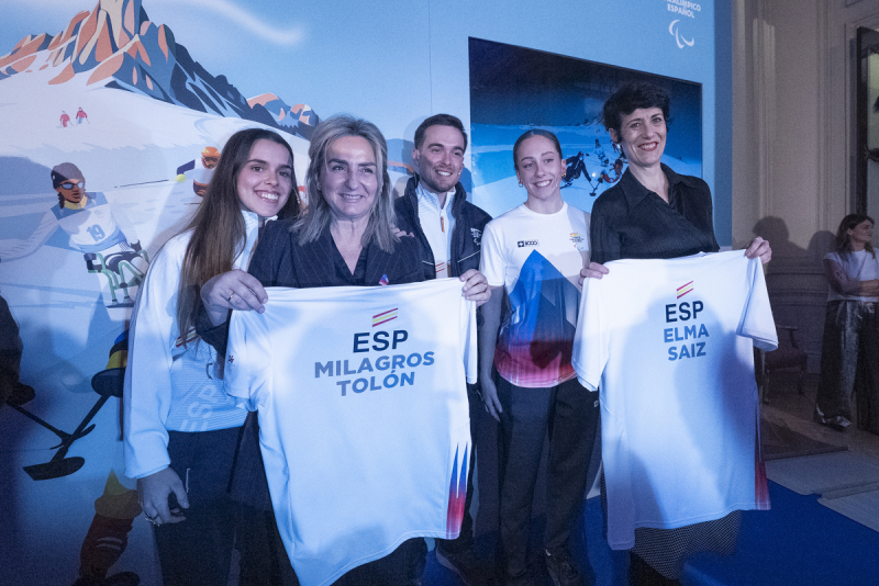 Las ministras Tolón y Saiz con algunos deportistas españoles