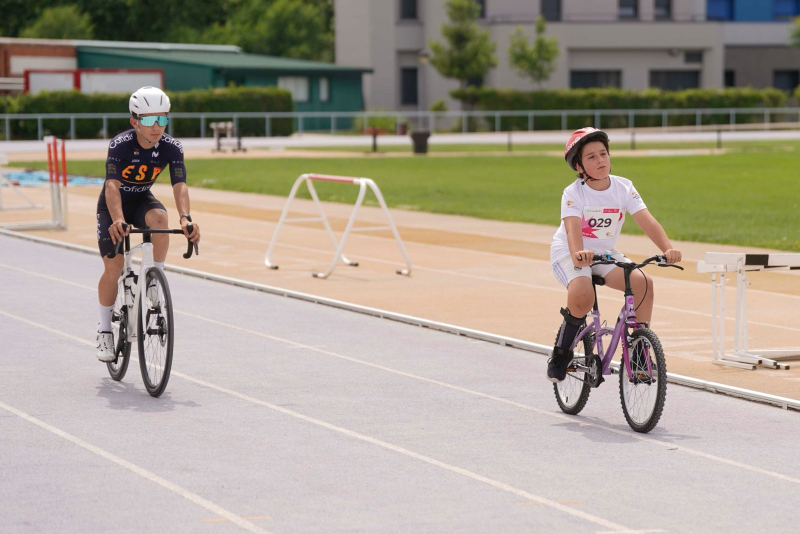 Chicos practicando ciclismo