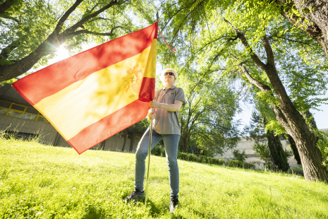 Marta Arce con la bandera de España