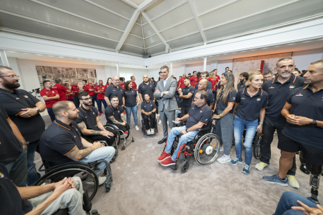 Foto de grupo en la despedida del Equipo Paralímpico por el presidente del Gobierno Pedro Sanchez