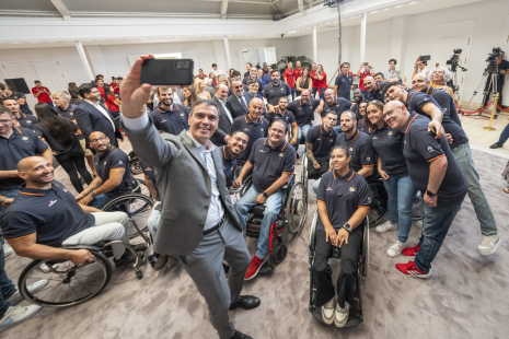 El presidente del Gobierno, Pedro Sánchez, haciéndose un selfie con los deportistas paralímpicos