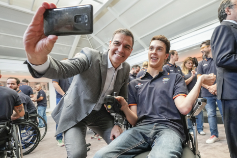 El presidente del Gobierno, Pedro Sánchez, haciéndose un selfie con los deportistas paralímpicos