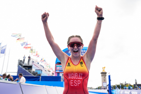 Miguelez celebra su quinto puesto en triatlón