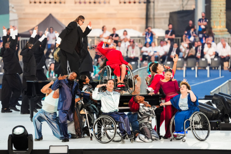 Bailarines en silla de ruedas durante la ceremonia de inauguración