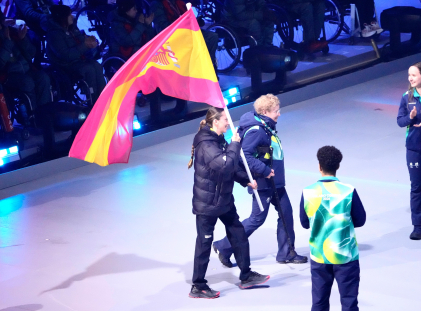 Audrey Pascual con la bandera española en la ceremonia de clausura de los JJPP de Milán Cortina 2026 