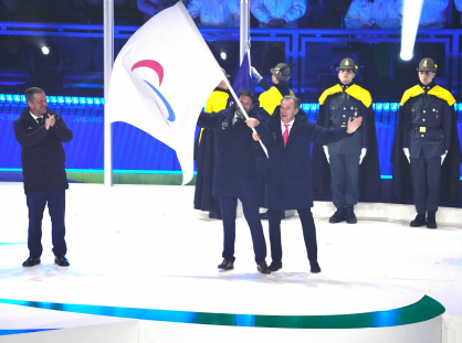 Bandera paralímpica durante la ceremonia de clausura de los JJPP de Milán Cortina 2026