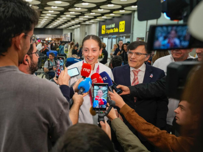 Audrey Pascual en atendiendo a los medios en barajas al regresar de los JJPP de Milán Cortina