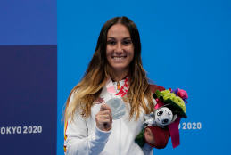 Sarai Gascón enseña su medalla de plata