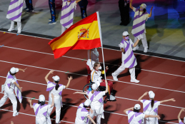 La abanderada Marta Fernández desfila en la clausura de los Juegos Paralímpicos
