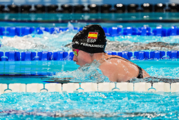 Marta Fernández durante la prueba de 50m braza