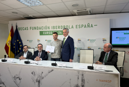 Acto de entrega de las becas 2023/2024