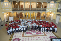 Foto de familia durante la recepción