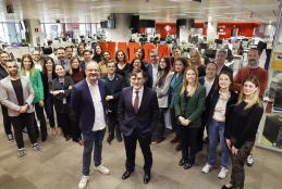 Foto de familia de patrocinadores, miembros del CPE y de Marca