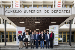 Foto de familia tras la firma del acuerdo