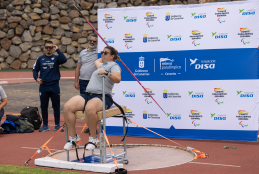 Atleta probando la silla de lanzamientos