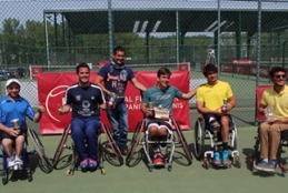 Los ganadores con sus trofeos