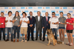 Foto de familia tras la entrega de las tarjetas