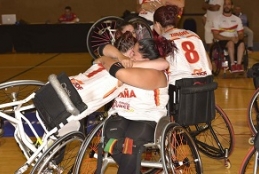 Equipo femenino espa�ol celebra su clasificaci�n para el mundial